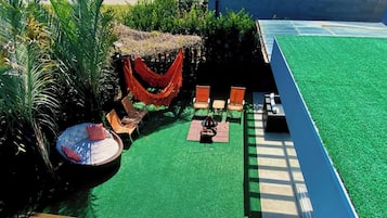 Casa Premium, acceso a la alberca | Alberca | Alberca techada, alberca al aire libre y sombrillas en la alberca