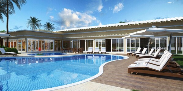 Een binnenzwembad, een buitenzwembad en parasols bij het zwembad