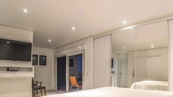 Casa superluxo, acesso à piscina | 3 quartos, roupas de cama antialérgicas, frigobar, escrivaninha