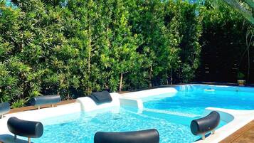 Maison Prestige, accès à la piscine | Baignoire à remous extérieure