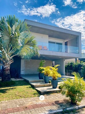 Luxury House, Pool Access | Exterior - Rosa Internacional - Surfland (Garopaba)
