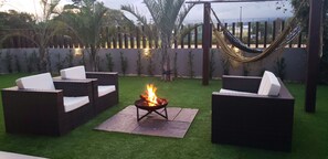 Voorkant accommodatie - avond/nacht