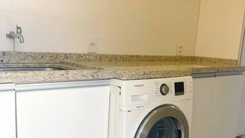 Casa superluxo, acesso à piscina | Lavanderia