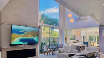 Casa premium, acesso à piscina | Área de estar | Pebolim, mesa de pingue-pongue, brinquedos, livros