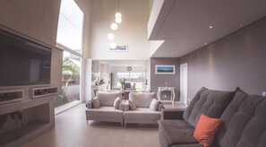 บ้านพักลักซ์ชัวรี่, สระว่ายน้ำส่วนตัว, วิวสระว่ายน้ำ | บริเวณนั่งเล่น | ฟุตบอลโต๊ะ, โต๊ะปิงปอง, ของเล่น, หนังสือ