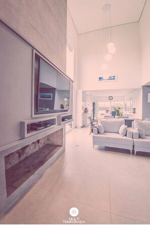 Maison Prestige, accès à la piscine | Intérieur
