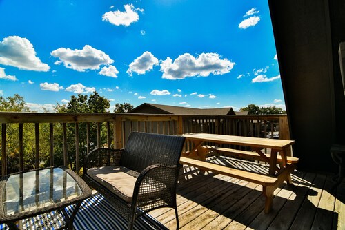 Lakeside cabin with water views, hot tub, pool table & a/c