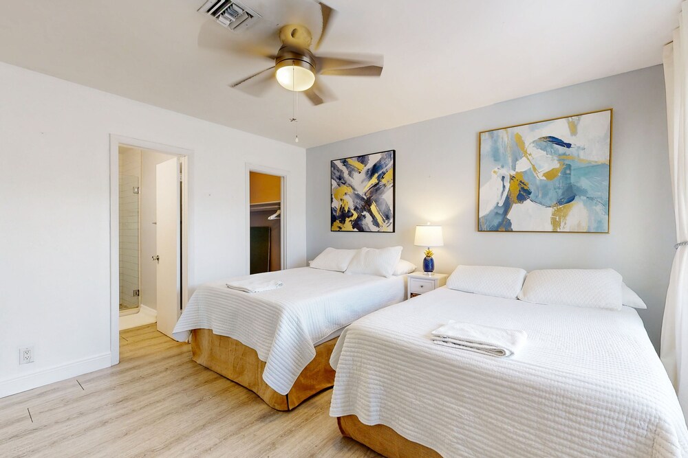 Cozy apartment with water access, pool, WIFI, central AC, dog friendly