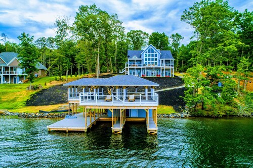NEW 4BR Lakefront Lake Anna, Hot Tub, Boat Dock