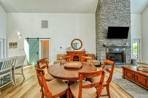 Dining - NEW 4BR Lakefront Lake Anna, Hot Tub, Boat Dock (Mineral)