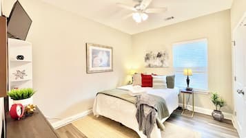 2 chambres, bureau, fer et planche Ă repasser, lit parapluie