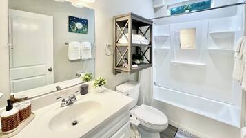 Sèche-cheveux, bidet, serviettes fournies, savon