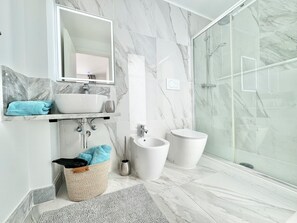 Haartrockner, Bidet, Handtücher, Seife