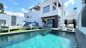 Alberca al aire libre y alberca climatizada