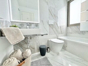 Haartrockner, Bidet, Handtücher, Seife