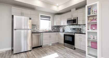 Entire Glitter House 4 Bedroom 3 bath with hottub!