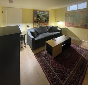 Smart TV - Great Mid-Town Toronto Bachelor Suite Convenient to Downtown and Airport (Toronto)