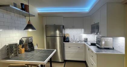 Great Mid-Town Toronto Bachelor Suite Convenient to Downtown and Airport