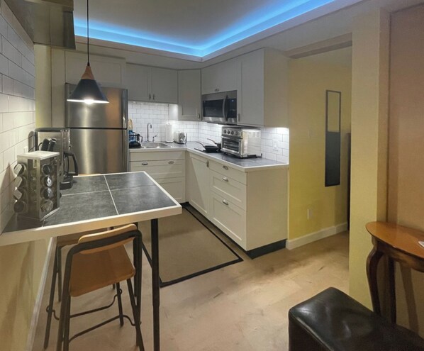Fridge, microwave, oven, stovetop - Great Mid-Town Toronto Bachelor Suite Convenient to Downtown and Airport (Toronto)