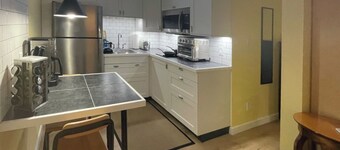 Great Mid-Town Toronto Bachelor Suite Convenient to Downtown and Airport