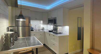 Great Mid-Town Toronto Bachelor Suite Convenient to Downtown and Airport