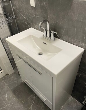 Shower, hair dryer, towels, soap - Great Mid-Town Toronto Bachelor Suite Convenient to Downtown and Airport (Toronto)