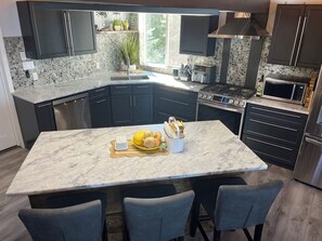 Réfrigérateur, four à micro-ondes, un four, surface de cuisson