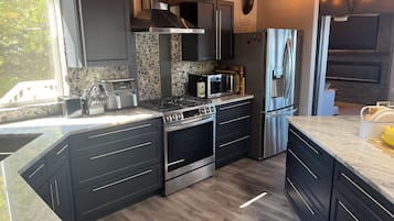 Frigorífico, microondas, horno y placa de cocina