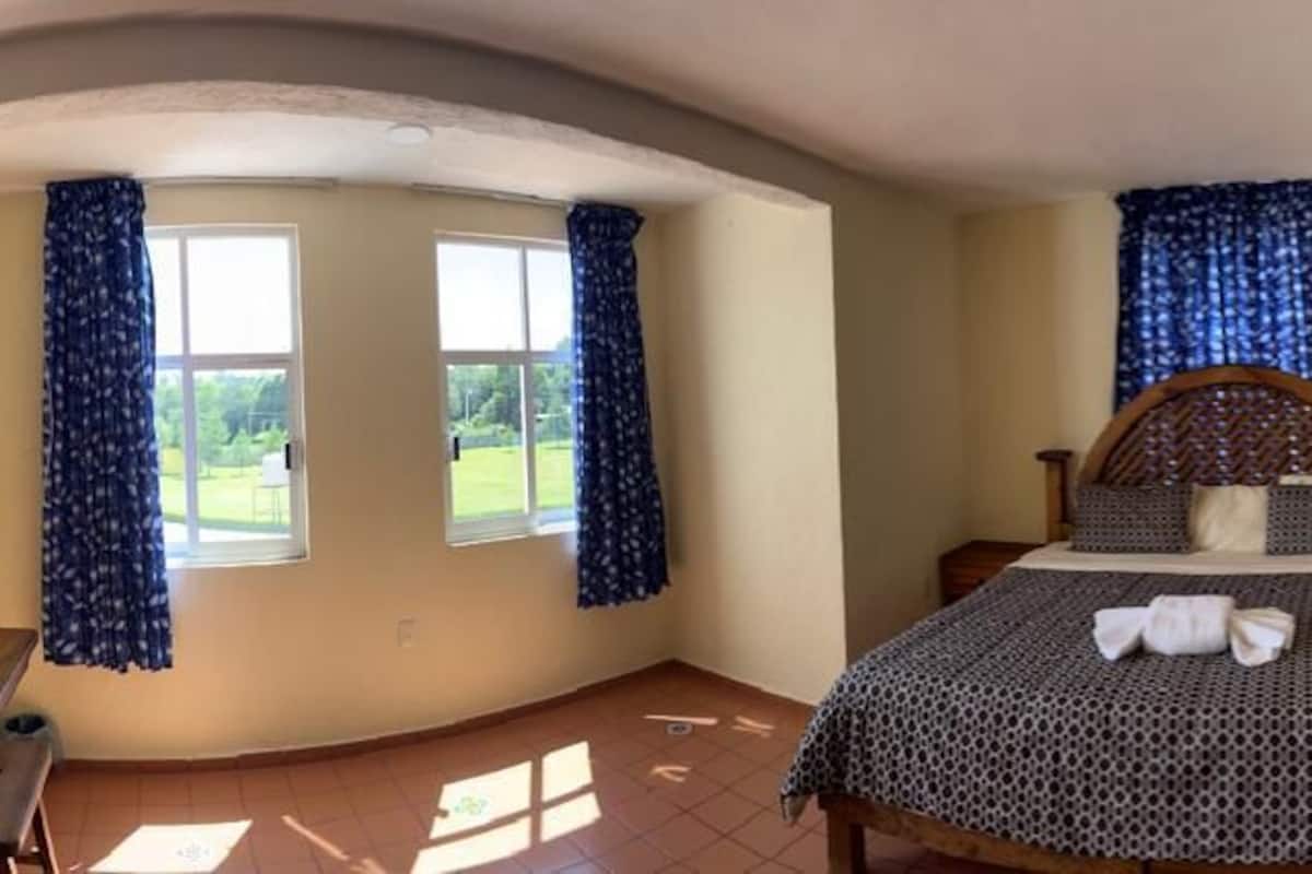 Classic Room, 1 King Bed, Garden View | Free WiFi, bed sheets
