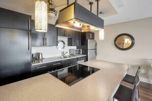 Kühlschrank, Mikrowelle, Ofen, Herdplatte