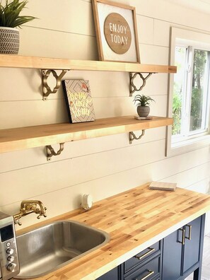 Réfrigérateur dans l'espace commun, micro-ondes dans l'espace commun