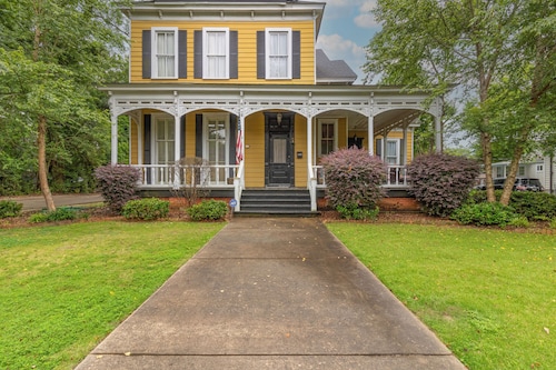 带有小型住宅的豪宅小蜜蜂舒适