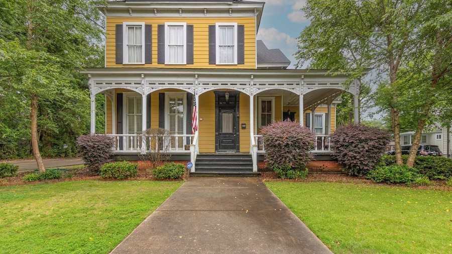 带有小型住宅的豪宅小蜜蜂舒适