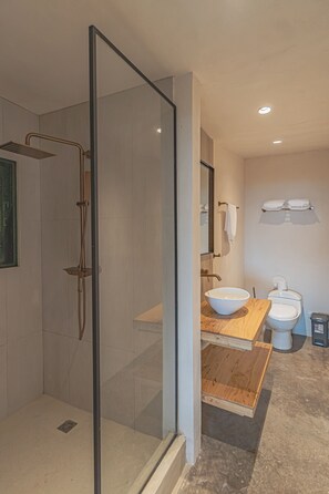 Ducha, artículos de tocador gratuitos, secador de pelo, toallas