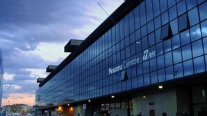 Ein modernes Gebäude mit Glasfassade und dem Schriftzug 'Pescari Centro E RFI'.