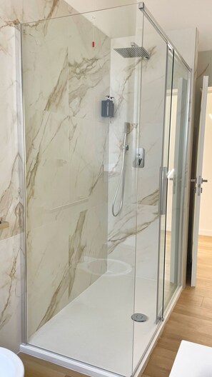 Deluxe Apartment, Courtyard View | Bathroom | Shower, free toiletries, hair dryer, bathrobes - Color Houses Pescara Centro (Pescara)