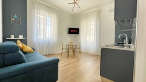 Deluxe Apartment, City View | Living area