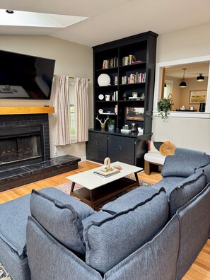 Smart TV, fireplace