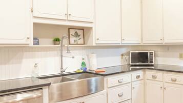 Comfort House | Shared kitchen facilities | Microwave