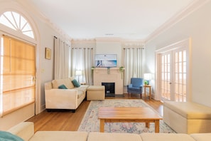 Comfort House | Living area | TV - Near Dtwn Parks Museum - Midtown 2Units (Columbus)