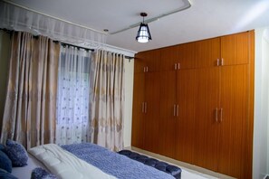 2 bedrooms, iron/ironing board, free WiFi, bed sheets - A spacious greenery hideout with a botanical garden view (Entebbe)