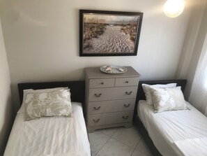 2 bedrooms, iron/ironing board, WiFi, bed sheets - Elegant 2-Bedroom Condo in Glyfada – Athens Riviera Getaway! WiFi, AC (Glyfada)