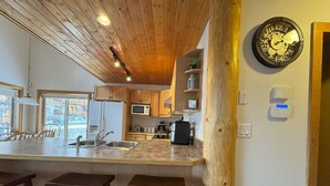 Coffee/tea maker, fridge, microwave, oven - Apex Mountain ~ Ubuntu at Apex (Keremeos)