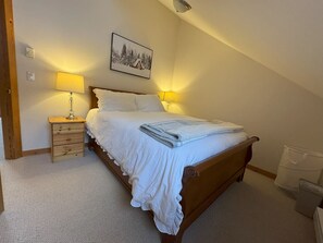 2 bedrooms, desk, WiFi, bed sheets