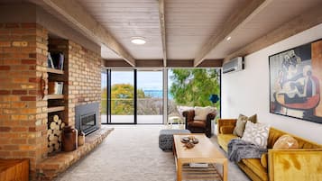Smart TV, fireplace
