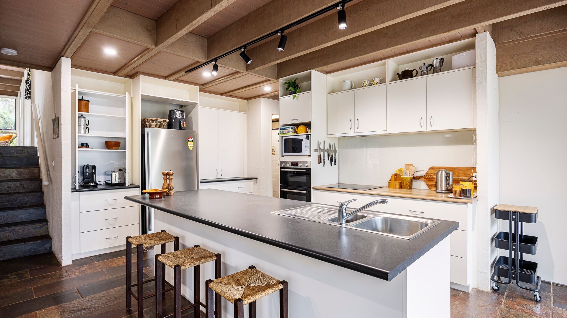 Geladeira, micro-ondas, fogão, cooktop