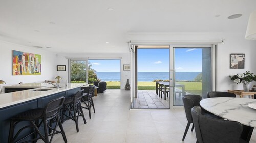 Beachfront, 5 bedrooms, 5 bathroooms!