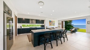 Een microgolfoven, een oven, een kookplaat, een vaatwasser