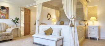 Spacious Country House Retreat With Heated Pool