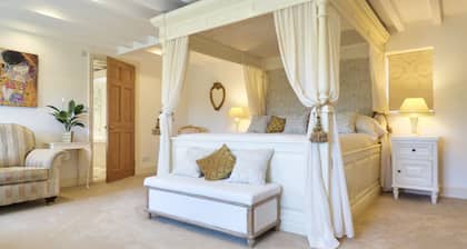 Spacious Country House Retreat With Heated Pool